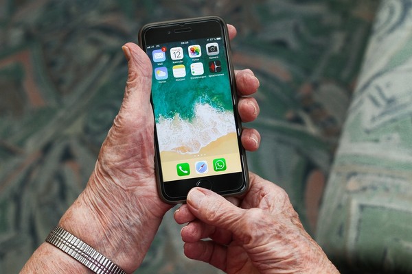 스마트폰 보급 등 기술의 발달로 노년층의 정보 접근이 쉬워졌다. / Pixabay 제공