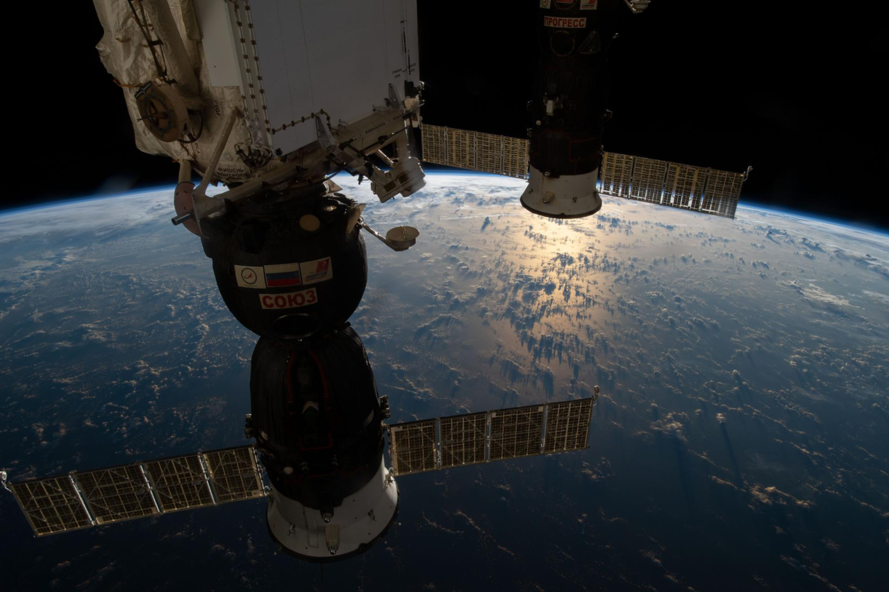 국제우주정거장(ISS)에 우주선이 도킹된 모습 / NASA