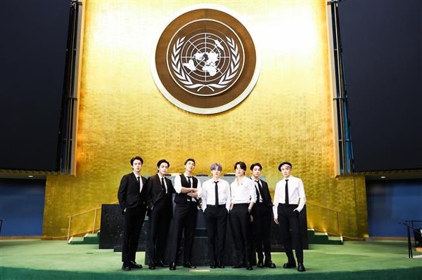 - 제76차 유엔 총회에서 ‘2021 지속가능발전목표(SDGs) 모멘트’ 연설자로 참여한 K-POP 그룹 방탄소년단(BTS)의 모습          ©서울신문, 빅히트 뮤직