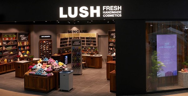 러쉬의 다양한 제품들이 전시되어 있는 오프라인 매장/사진=러쉬 공식 홈페이지