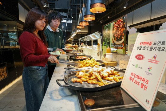 빕스 매장에서 달달혜택을 이용하는 모습(=KT 제공)