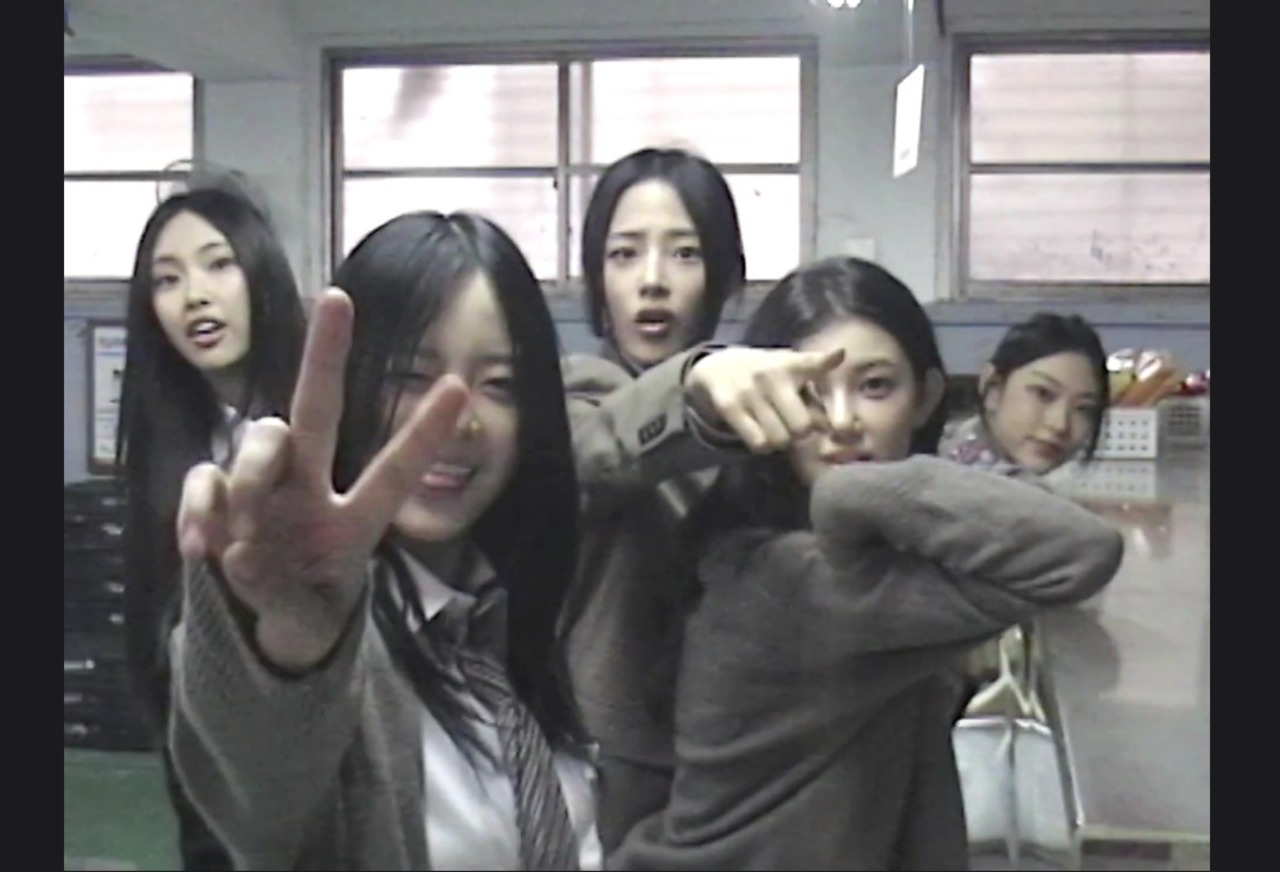 ▲뉴진스(NewJeans) 선공개 싱글 Ditto의 뮤직비디오 썸네일. VHS 효과가 적용되어 있다. (출처: 어도어)