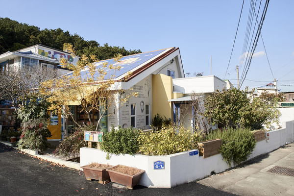 ▲ 통영 봄날의책방 (출처: 봄날의책방 홈페이지)