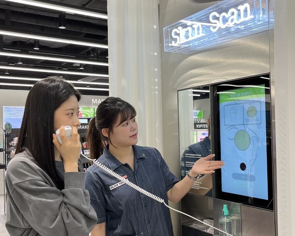 AI 피부측정 기기를 통해 제품을 추천받고 있다. (출처: 올리브영)