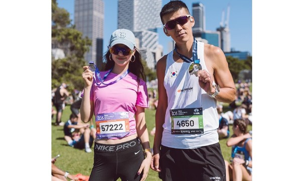 ▲ 뉴진스 다니엘과 가수 션의 2025 TCS 시드니 마라톤 완주 인증 사진 (출처: 션 인스타그램)