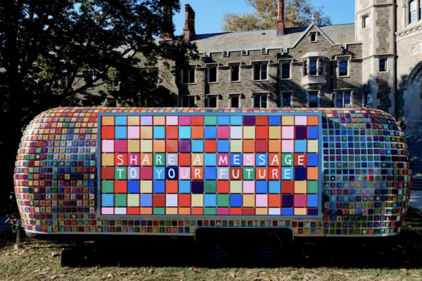 ▲ 삼성전자의 '한글 트럭' 캠페인, 강익중 작가가 고안한 '한글 큐브'의 모습 / 사진 = 삼성전자