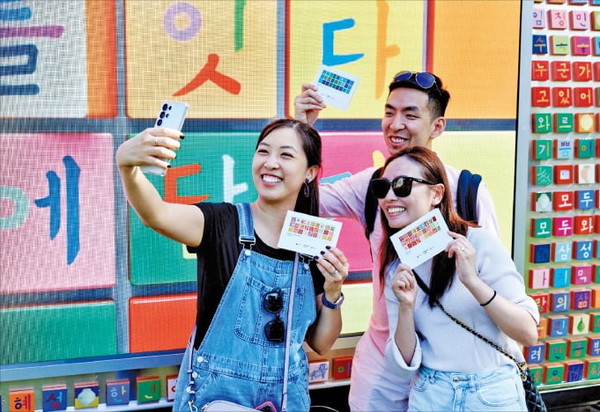 ▲ '한글 트럭' 앞에서 사진을 찍고 있는 전시 관람객들의 모습 / 사진 = 삼성전자