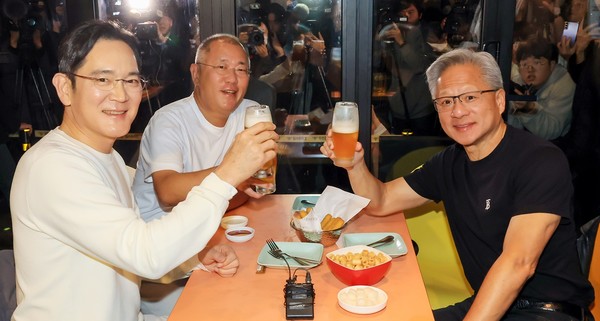 ▲ 삼성전자 이재용 회장, 현대자동차그룹 정의선 회장, 엔비디아 젠슨 황 CEO가 깐부치킨 삼성점에서 치맥을 즐기고 있다. / 사진 = 연합뉴스