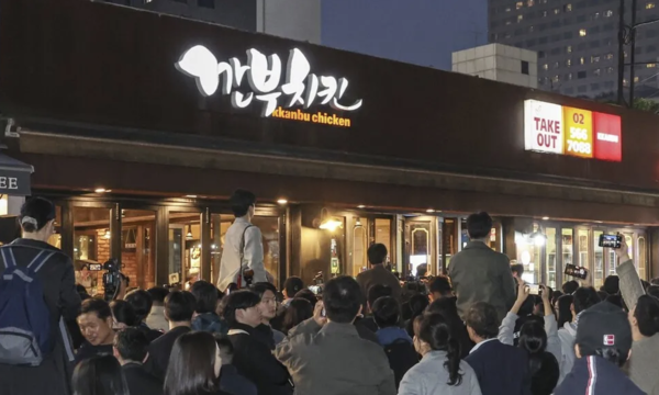 ▲치맥 회동 당시 깐부치킨 삼성점에 몰려든 인파. / 사진 = 한겨레